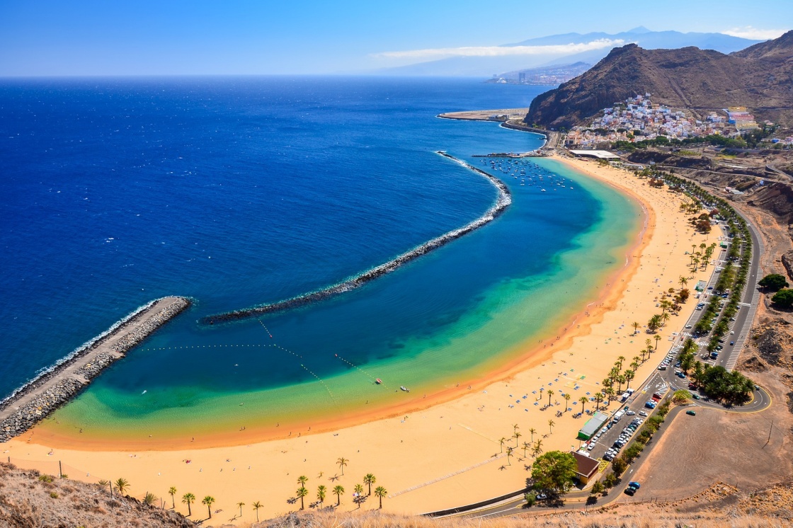 'View of famous beach and ocean lagoon Playa de las Teresitas,Tenerife, Canary islands, Spain' - Îles Canaries